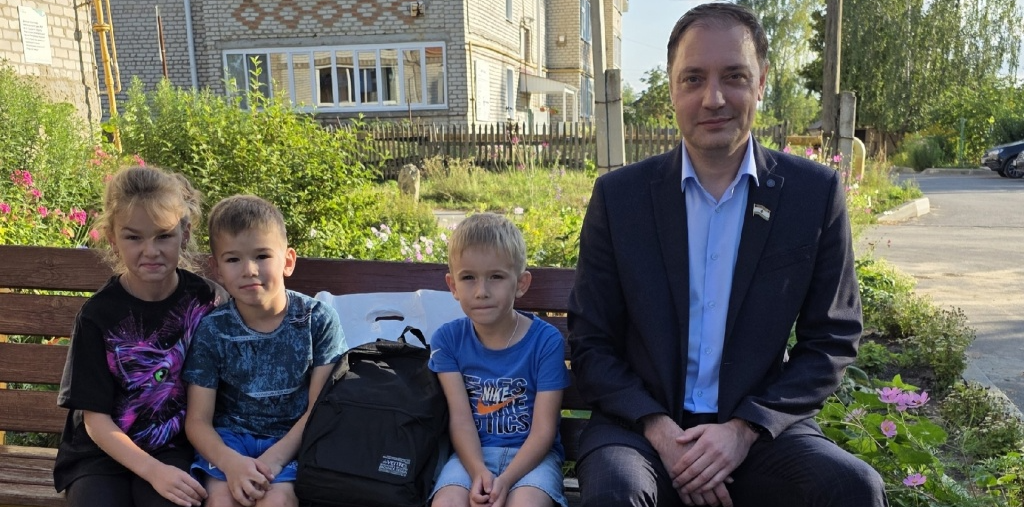Первоклашки получили подарки к школе от депутата Госсобрания Мордовии Владимира Голубева