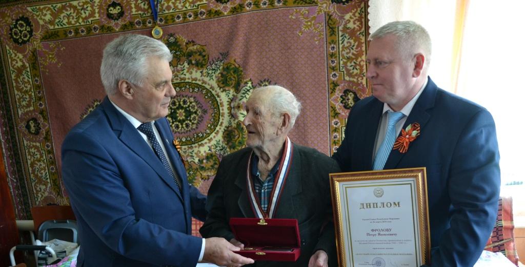Владимир Чибиркин поздравил Петра Яковлевича Фролова и Петра Фомича Кучаева с присвоением званий «Почетный гражданин Республики Мордовия»
