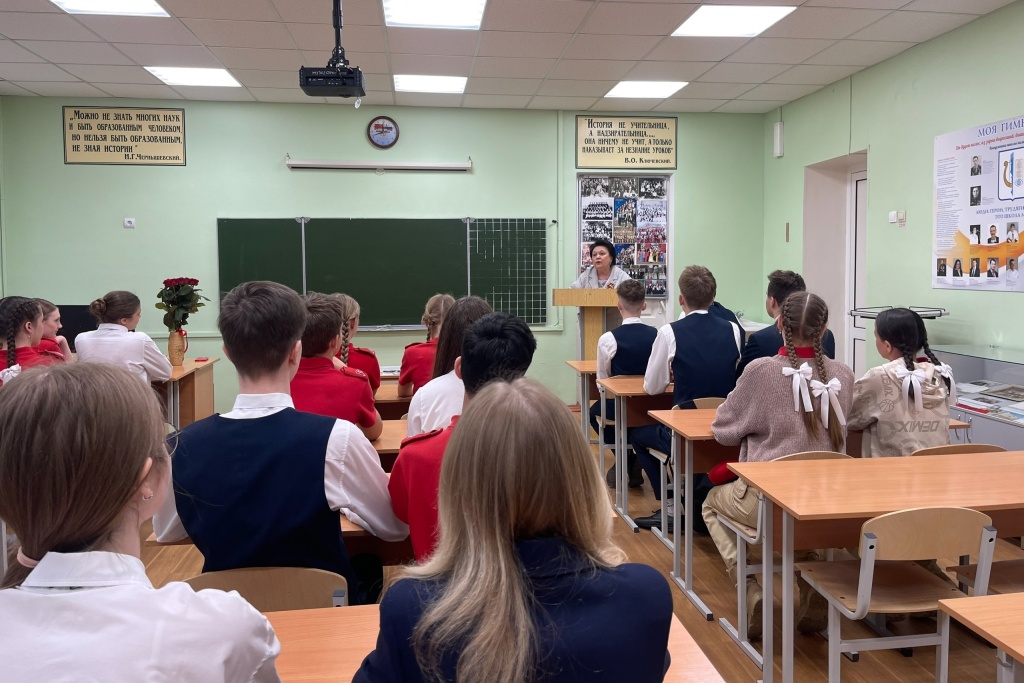Наталья Долматова провела «Урок мужества» для учащихся гимназии № 12