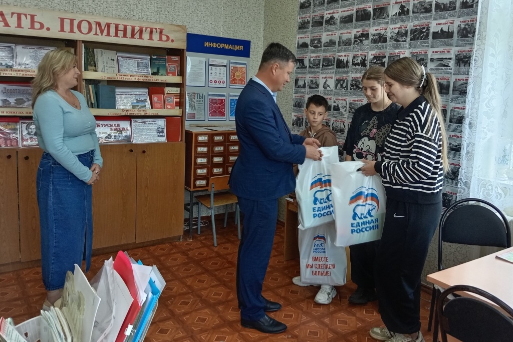 Депутат Госсобрания Алексей Федьков вручил школьникам канцтовары