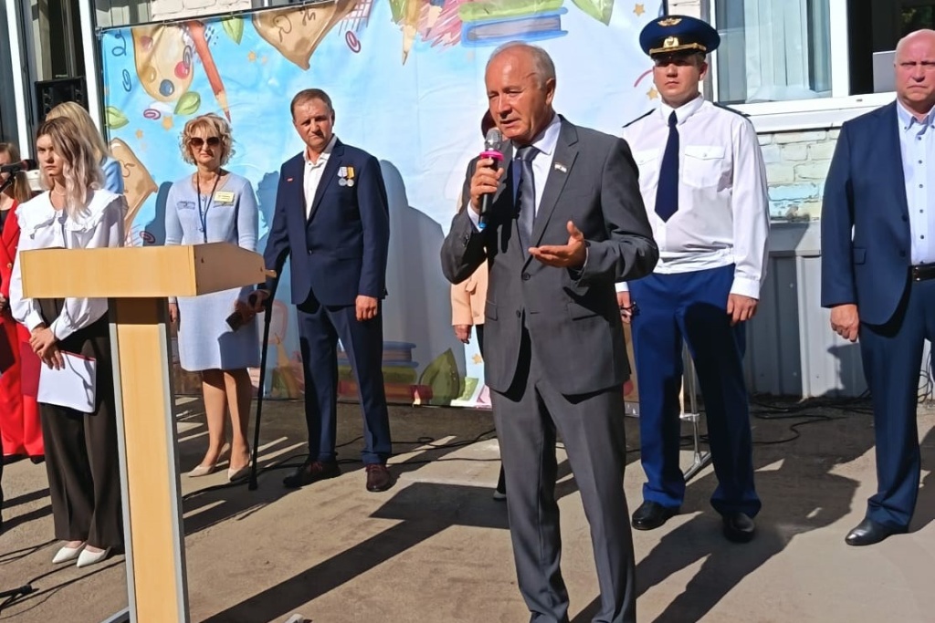 Сергей Вдовин посетил торжественные линейки в День знаний