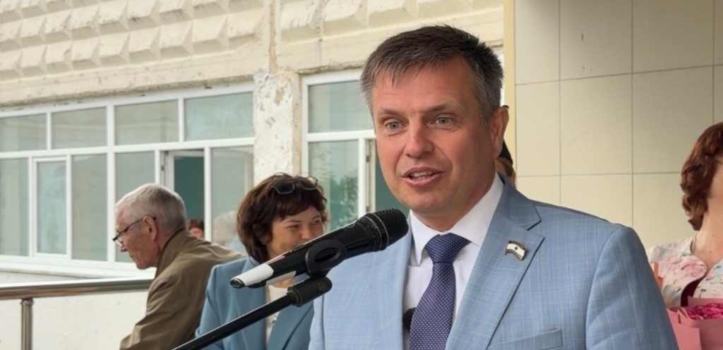 Выпускников школы № 35 Саранска с окончанием учебы поздравил заместитель Председателя Госсобрания Мордовии Евгений Тюрин