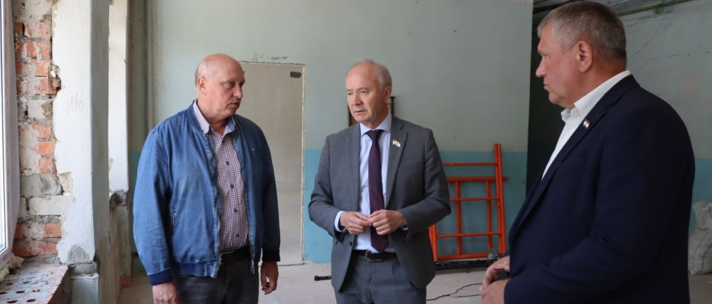 Депутатский контроль: Сергей Вдовин ознакомился с ходом ремонта саранской школы № 8