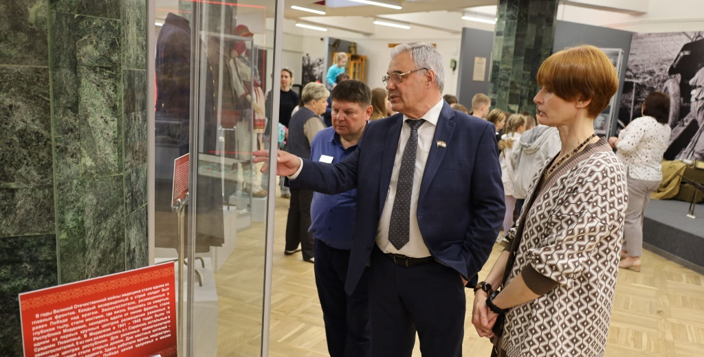 Владимир Чибиркин осмотрел экспозицию обновленного мемориального музея