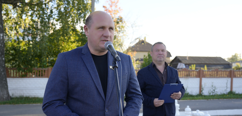 Депутат Госсобрания Игорь Ерёмкин подарил городу Ковылкино комплект уличных шахмат