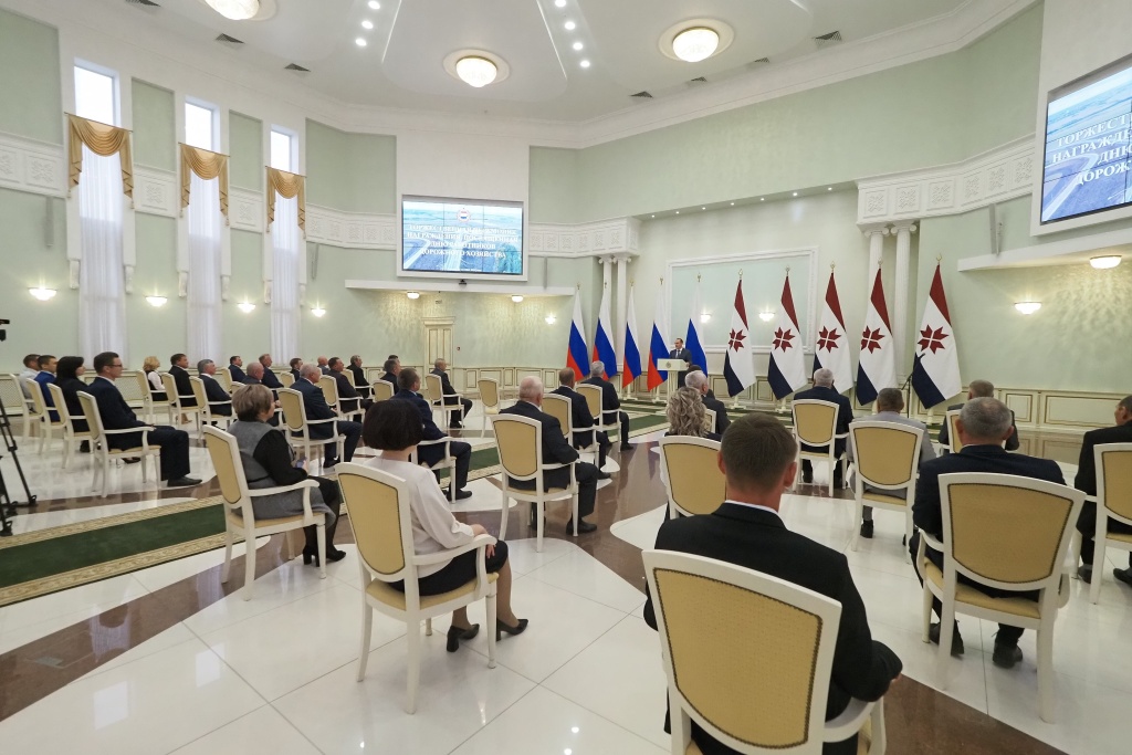  В Доме Республики чествовали работников дорожного хозяйства
