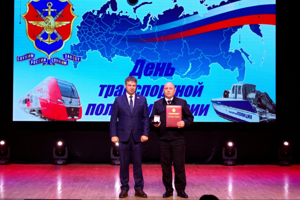 Евгений Тюрин вручил награды Госсобрания Мордовии сотрудникам транспортной полиции