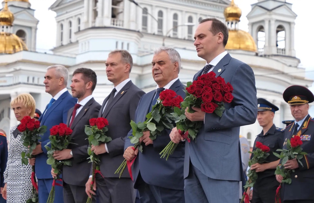  Владимир Чибиркин возложил цветы к мемориалу в память о погибших земляках
